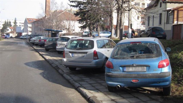 Въвеждат такса за паркиране пред блока