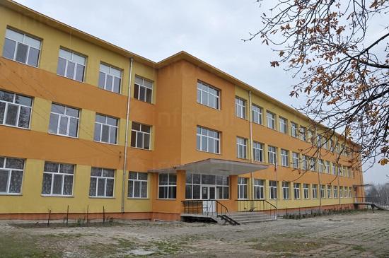 Правят модерна спортна площадка в училище