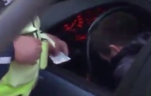 Подхвърлиха пари на ченгета