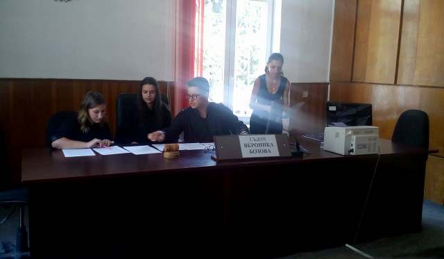 Ученици станаха съдии и прокурори