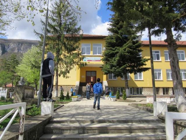 Вдигнаха мерника на училището в Паволче