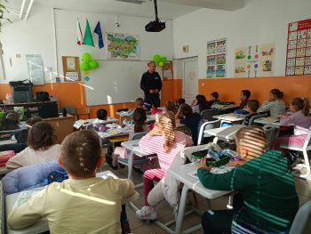 Униформени разясниха на ученици за безопасното поведение на пътя