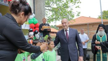 Премиерът с изненадващо посещение в опожарено училище