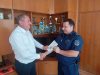 Наградиха полицаи спасили младеж от самоубийство