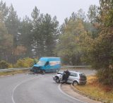 Бус и лек автомобил са удариха край Дери вол