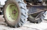 Трактор падна в дере край Берковица, мъж е с опасност за живота