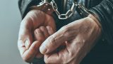 Задържаха дядка, тормозел и биел жена си