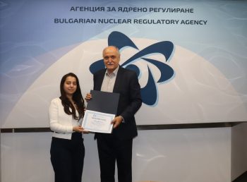 Цанко Бачийски връчи удостоверение на стажант в АЯР