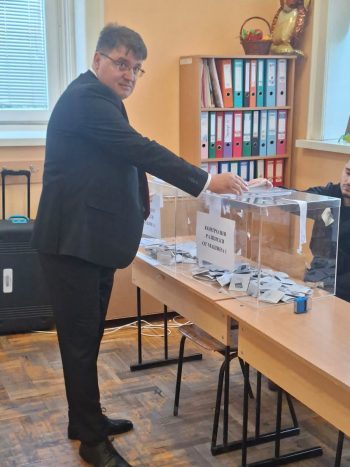 Росен Михайлов гласува в СУ