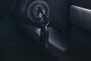 Хлапак открадна кола, паркирана с ключа на таблото