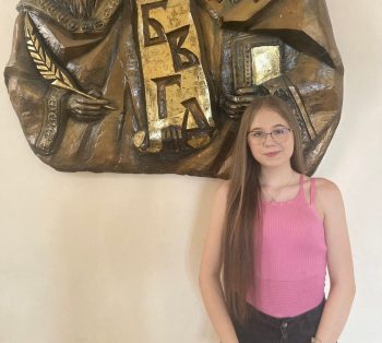 Доброто съществува: Ученичка върна портмоне с пенсия на болна жена