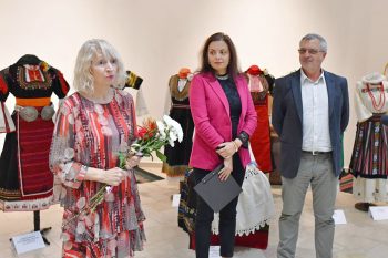 Ганка Пищикова показа уникалната си колекция от носии във Враца