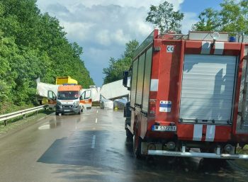 Жестока катастрофа блокира пътя между Монтана и Враца