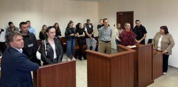 Ìàãèñòðàòè ïîñðåùíàõà ó÷åíèöè îò Êîçëîäóé â Äåíÿ íà îòâîðåíèòå âðàòè