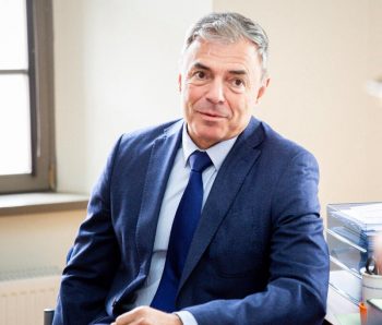 Образователният министър повежда шествие във Враца