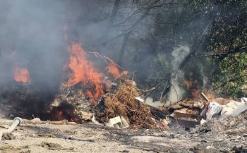 Пожар бушува на незаконно сметище край Мездра СНИМКИ