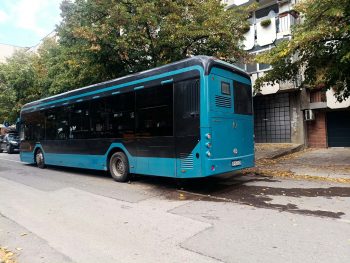 Пътна шахта потроши електрически автобус във Враца /СНИМКИ/