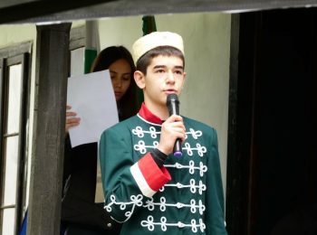 Ученици рецитираха в двора на къщата на Никола Войводов