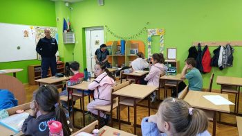 Униформени с полезна среща за възпитаниците на училище „Васил Левски