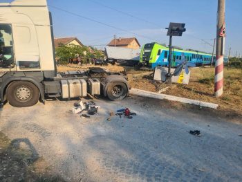 Влак помете камион на жп прелез край Враца СНИМКИ