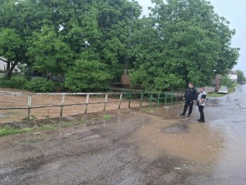 Къщи във врачански села са наводнени, река е пред преливане