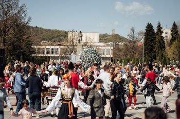 Пъстро великденско хоро се изви в Монтана