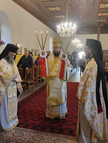 Митрополит Пахомий отслужи литургия в храма в Грамада