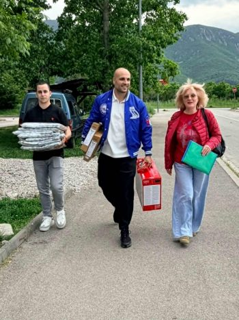 Младежи от защитено жилище получиха компютри и спално бельо