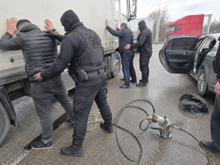 Полицията разби група, източвала дизел от товарни автомобили в Лом