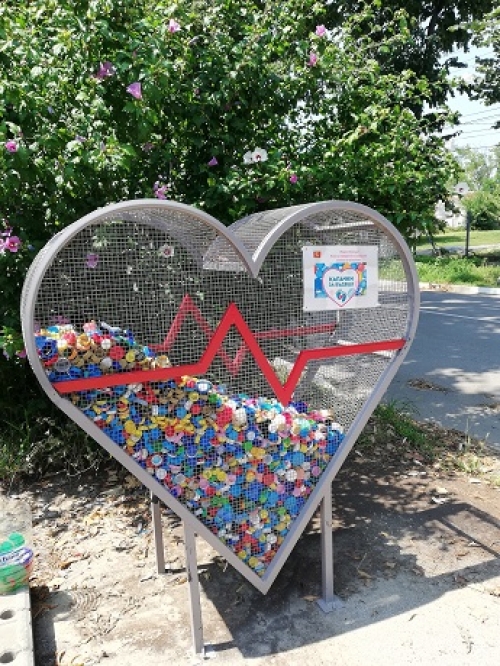 Община постави над 10 сърца за събиране на капачки