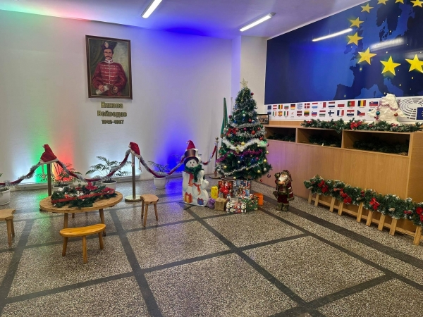 Грейна Коледното дърво в СУ „Никола Войводов”