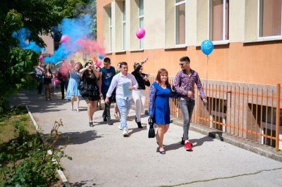 Абитуриенти връчиха грамоти на преподавателите си