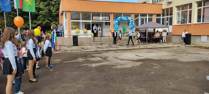 Над 800 ученици прекрачиха прага на СУ „Никола Войводов“