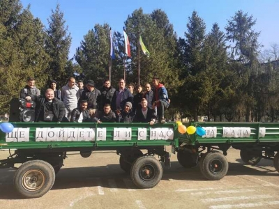 С трактори поканиха учител на бал