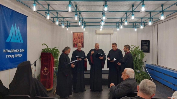 Църковни песнопения огласиха Младежкия дом във Враца