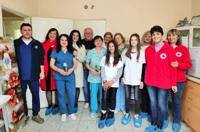 Община Мездра и БЧК поздравиха гинеколозите и акушерките в болницата  