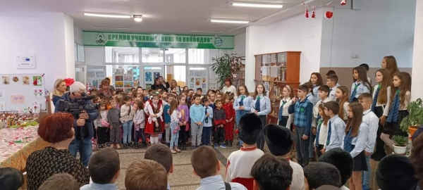 Врачанско училище откри благотворителен базар за мартеници