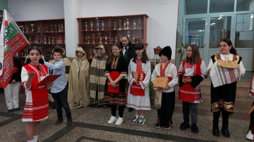 Калин Каменов раздаде българският трикольор на ученици