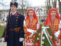 Опълченци и девойки в носии поведоха празничното шествие в Мездра 