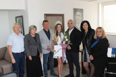 Посрещнаха Мис България Вселена в Бяла Слатина