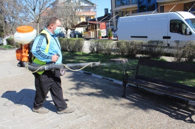 Дезинфекцират паркове и училищни дворове в Кнежа