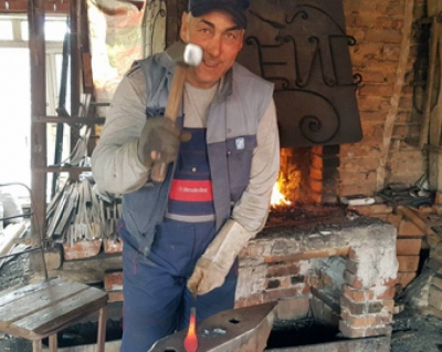 Майстор - ковач дарява пари на болница