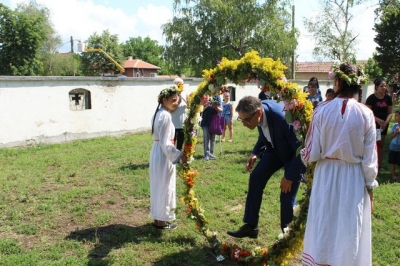 Вдигнаха венец от 77 билки в Еница