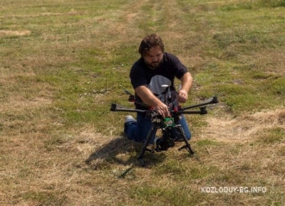 Пускат самолети и дронове над село