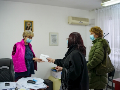 Педагози подкрепиха с дарение МБАЛ - Мездра