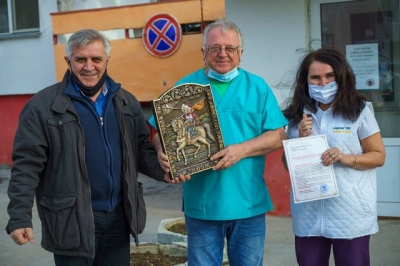 Зарадваха с подаръци родилното отделение в Мездра