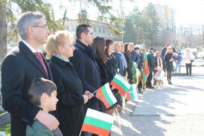 С гайди и народна музика почетоха 3 март в Кнежа