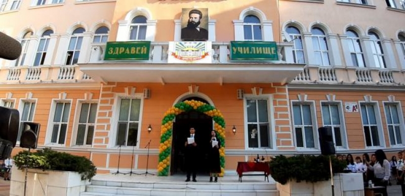 Удариха звънецът за 797 ученика в СУ „Христо Ботев“