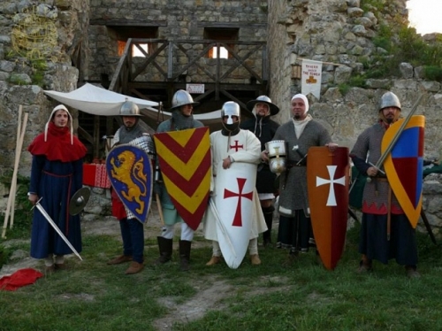 Канят на средновековен фестивал, стрелба с лък и двубои в Мездра