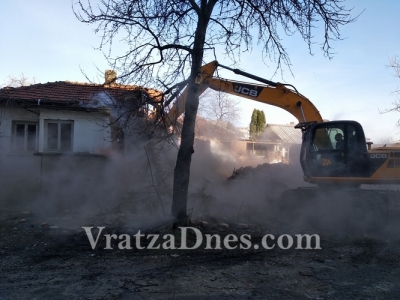 Събориха публично опасна сграда в Монтана